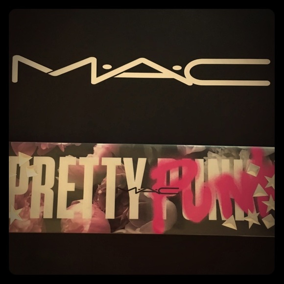 Mac Cosmetics - Picture 2 of 8